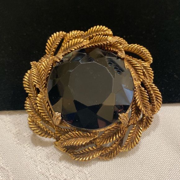 Vintage Jewelry - Vintage Faceted Black Rhinestone And Brass Brooch